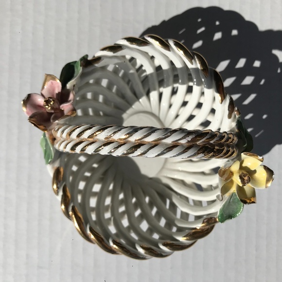 Porcelain Basket With Applied Flowers And Gold Details Vintage - Picture 3 of 8